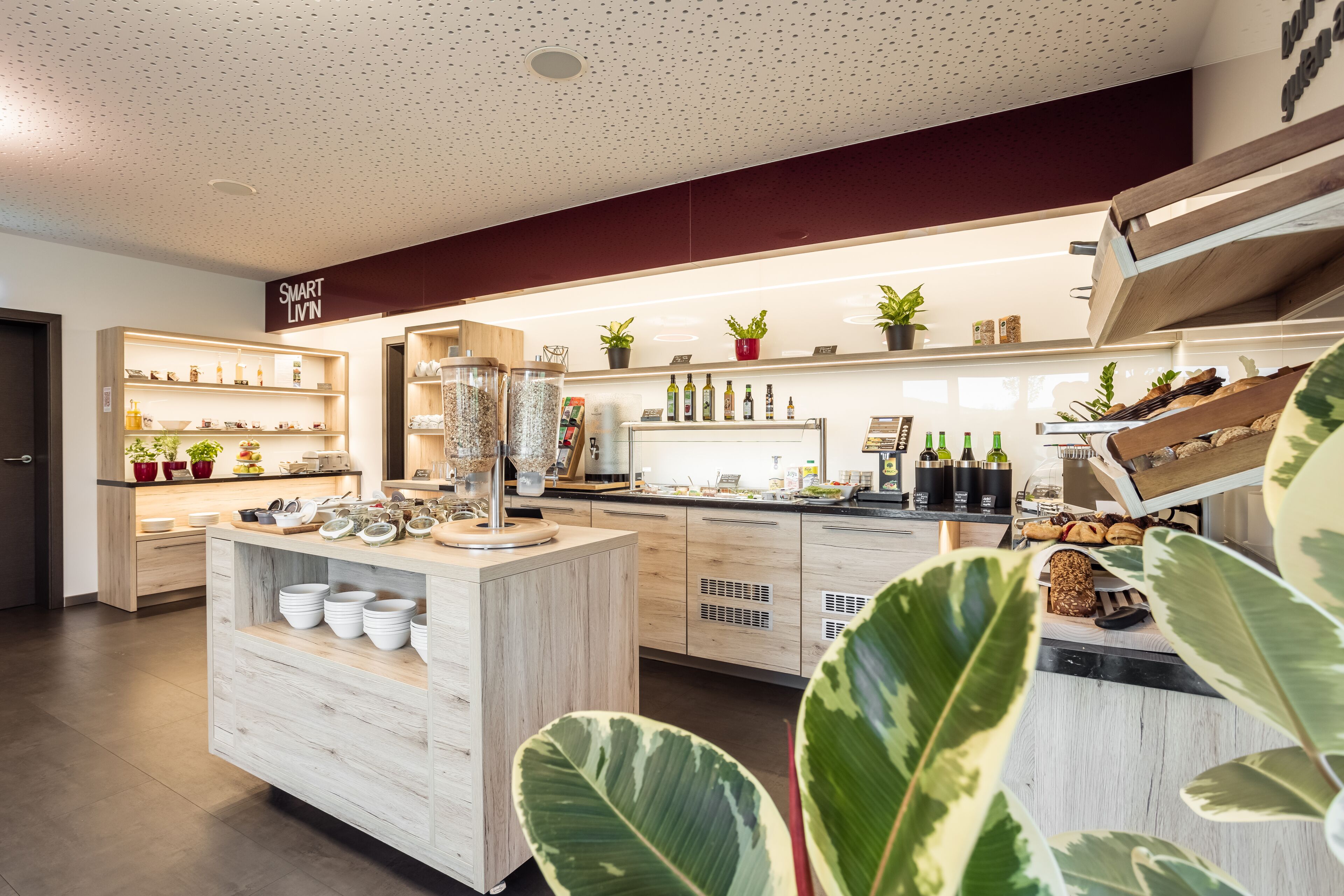 Tägliches Frühstücksbuffet (12 EUR pro Person)