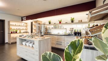 Petit déjeuner buffet (12 EUR par personne)