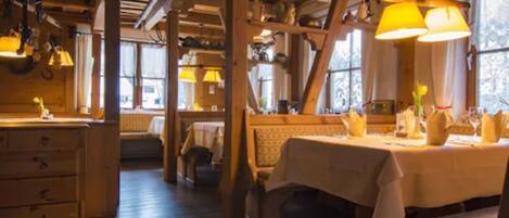 Petit déjeuner buffet (18 EUR par personne)