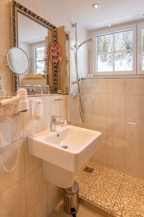 Doppelzimmer, Balkon | Badezimmer | Dusche, Haartrockner, Bademäntel, Handtücher