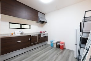Rumah Keluarga | Dapur pribadi | Lemari es, microwave, kompor, dan ketel listrik