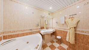 Suite | Badeværelse | Gratis toiletartikler, hårtørrer, badekåber