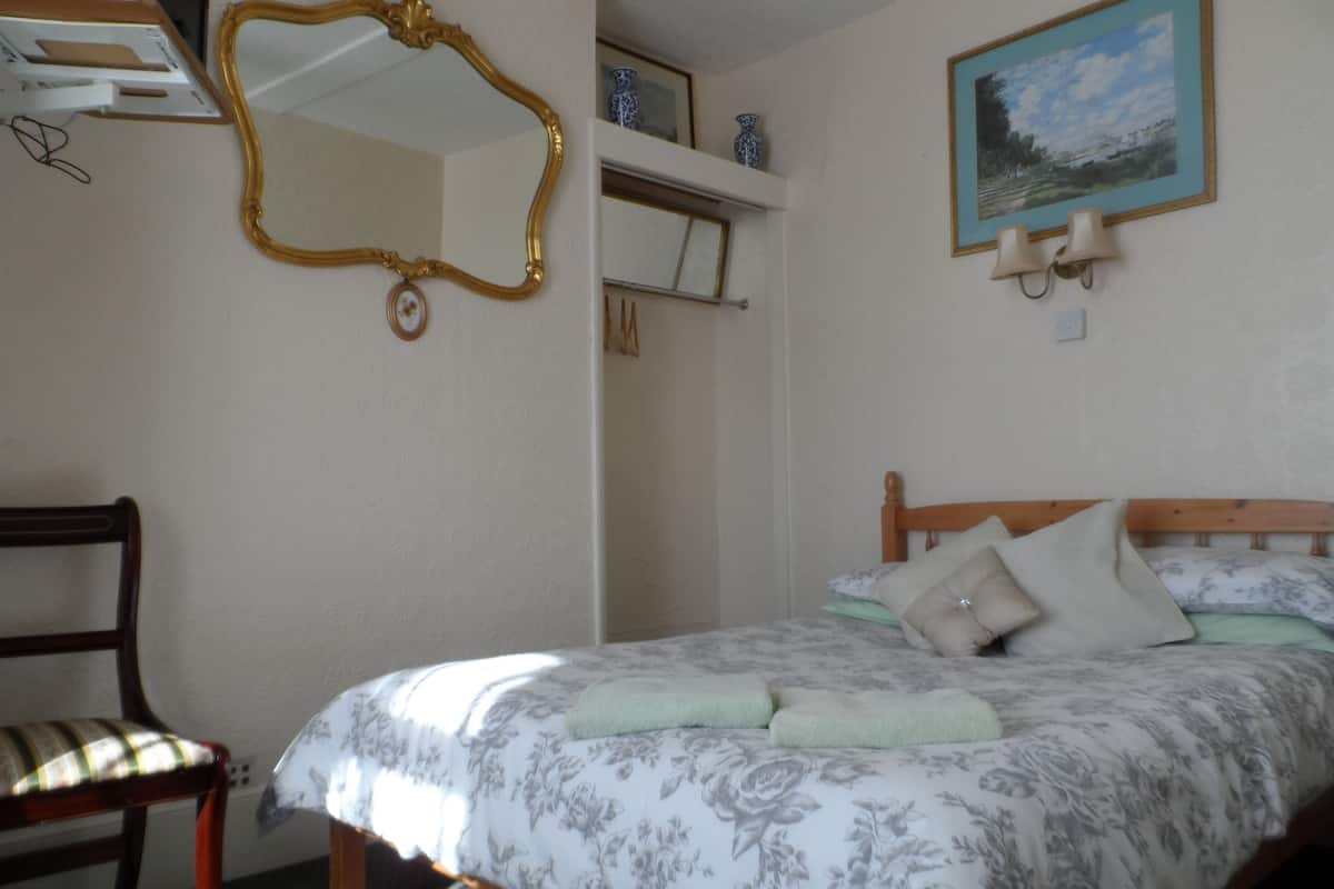 Double Room | WiFi (free), bed sheets