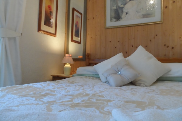 Large Double Room | Free WiFi, bed sheets