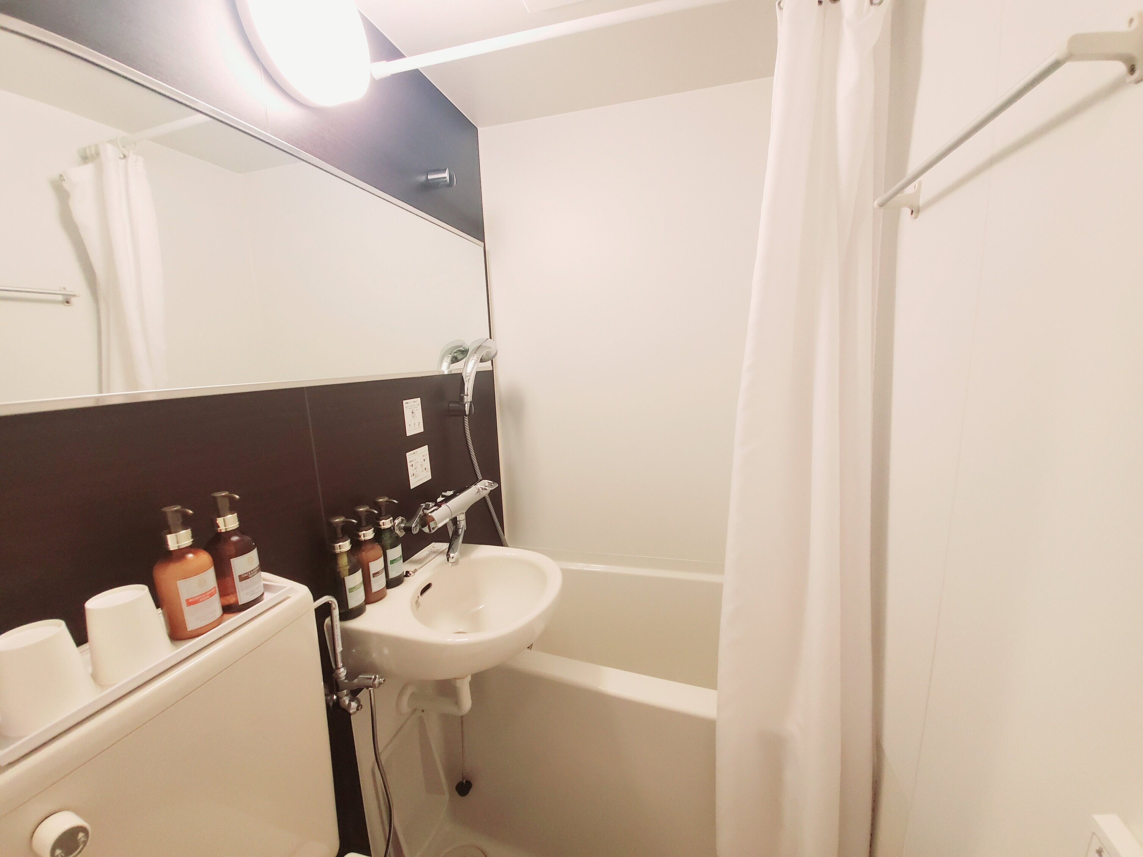 combined shower/bathtub, free toiletries, hair dryer, slippers