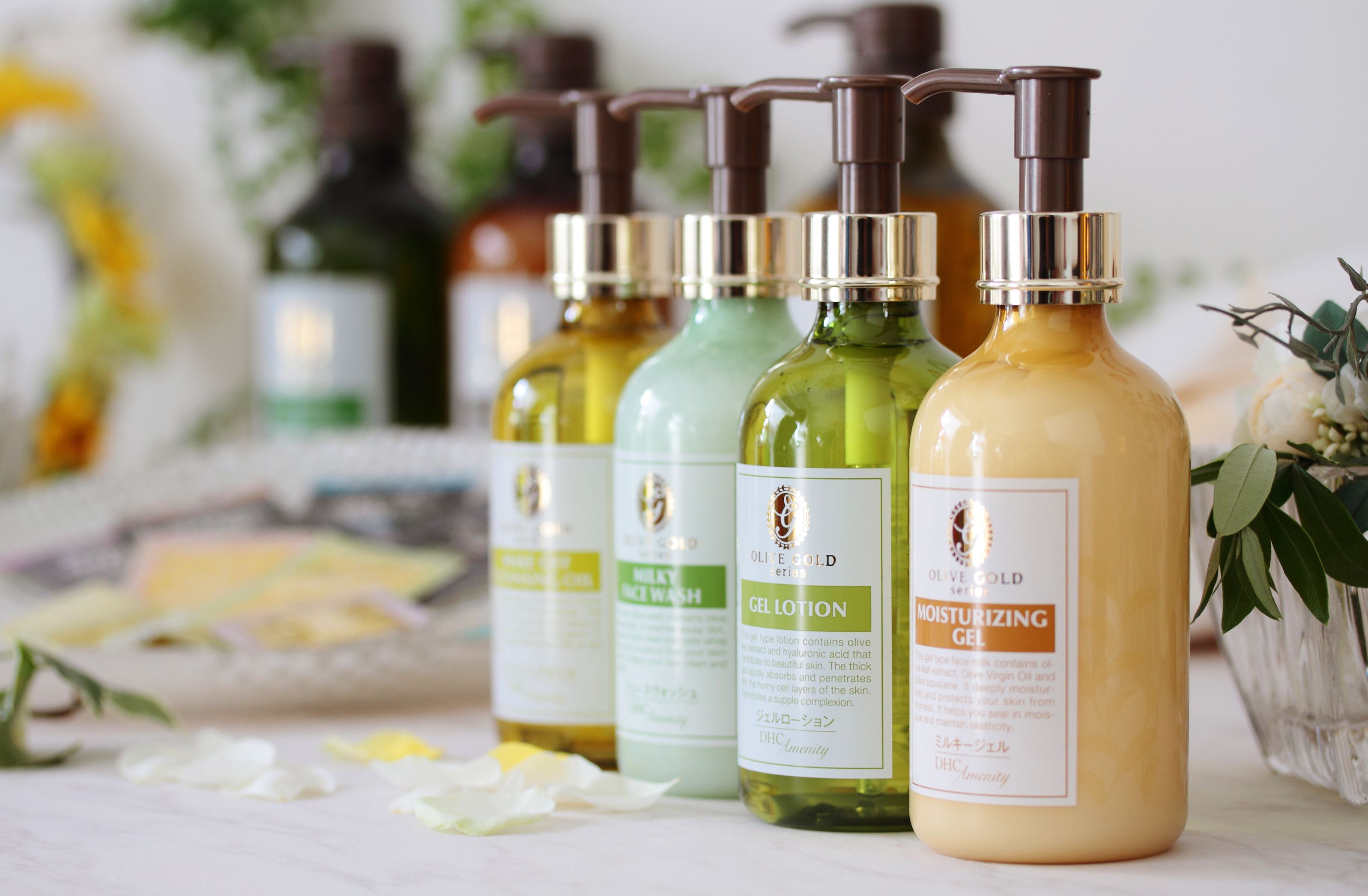 combined shower/bathtub, free toiletries, hair dryer, slippers