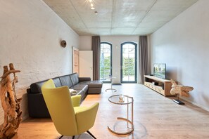 Apartment (06, excl. 95 Euro cleaning fee) | Living area | 55-inch Smart TV with cable channels, DVD player