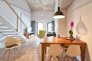 Apartment (09, excl. 95 Euro cleaning fee) | Área de estar | Smart TV 55 polegadas com canais a cabo, DVD player