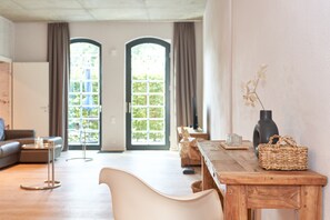 Apartamento (06, excl. 95 Euro cleaning fee) | Zona de estar | Smart TV de 55 pulgadas con canales por cable, un reproductor de DVD