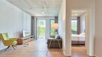 Lejlighed (04, excl. 95 Euro cleaning fee) | OpholdsomrÄde | 55-tommers smart-tv med kabelkanaler, dvd-afspiller