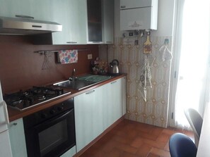 ثلاجة، موقد طهي مسطح، ماكينة لصنع القهوة/الشاي، مستلزمات طهي/أطباق/أوعية