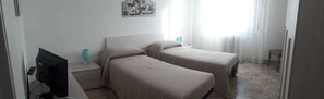 Doppel- oder Zweibettzimmer, Gemeinschaftsbad | Individuell dekoriert, individuell eingerichtet, Verdunkelungsvorhänge