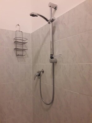 Doppel- oder Zweibettzimmer, Gemeinschaftsbad | Badezimmer | Dusche, Haartrockner, Bidet, Handtücher