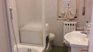 Doppel- oder Zweibettzimmer, Gemeinschaftsbad | Individuell dekoriert, individuell eingerichtet, Verdunkelungsvorhänge