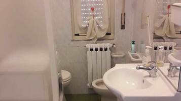 Doppel- oder Zweibettzimmer, Gemeinschaftsbad