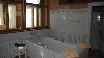 Standard-Suite | Banheiro | Chuveiro, toalhas de banho