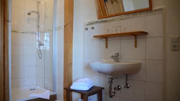 Double Room (Parkzimmer) | Bathroom | Shower, towels