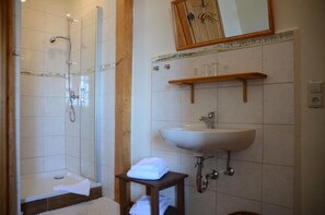 Tweepersoonskamer (Parkzimmer) | Badkamer | Een douche, handdoeken