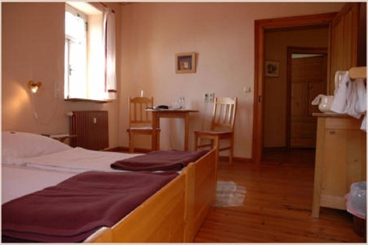 Dubbelrum (Rosenzimmer) | Gratis wi-fi, individuell inredning, unika möbler och sängkläder