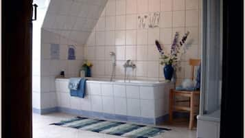 Double Room (Rosenzimmer) | Bathroom | Shower, towels