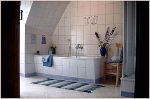 Doppelzimmer (Rosenzimmer) | Badezimmer | Dusche, Handtücher