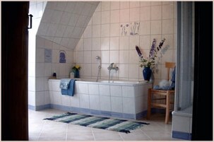 Quarto casal (Rosenzimmer) | Banheiro | Chuveiro, toalhas de banho