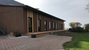 Un bâtiment moderne doté d’une façade en bois et de grandes fenêtres.