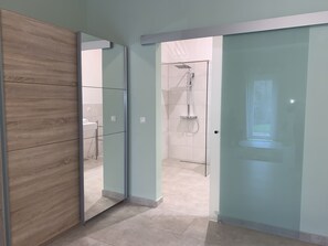 Suite studio, vue sur le jardin | Douche de la salle de bain