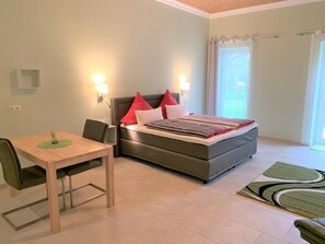 Suíte estúdio, vista para o jardim | Camas com colchões pillow-top, individualmente decorados