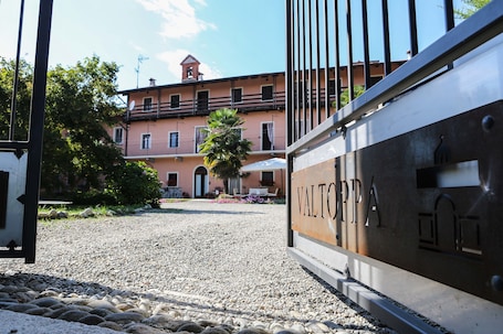 Entrada de la propiedad. Tenuta Valtoppa