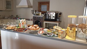 Una encimera de cocina con diversos alimentos y electrodomésticos.