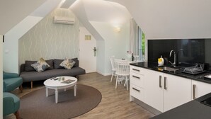1-bed Loft Superior Suite | Oppholdsområde | Flatskjerm-TV