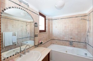 Apartment, 1 Schlafzimmer | Badezimmer | Badewanne, Quellwasserbad, Haartrockner, Bidet