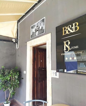 A storefront with a sign reading "B&B SLOOMS STESICORO EXCLUSIVE". - Stesicoro Exclusive Rooms (Catania)