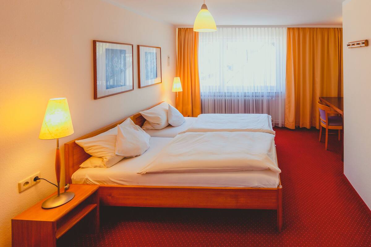 Standaard Twin kamer | Hypoallergeen beddengoed, een kluis op de kamer, een bureau