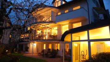 Fassade der Unterkunft – Abend/Nacht