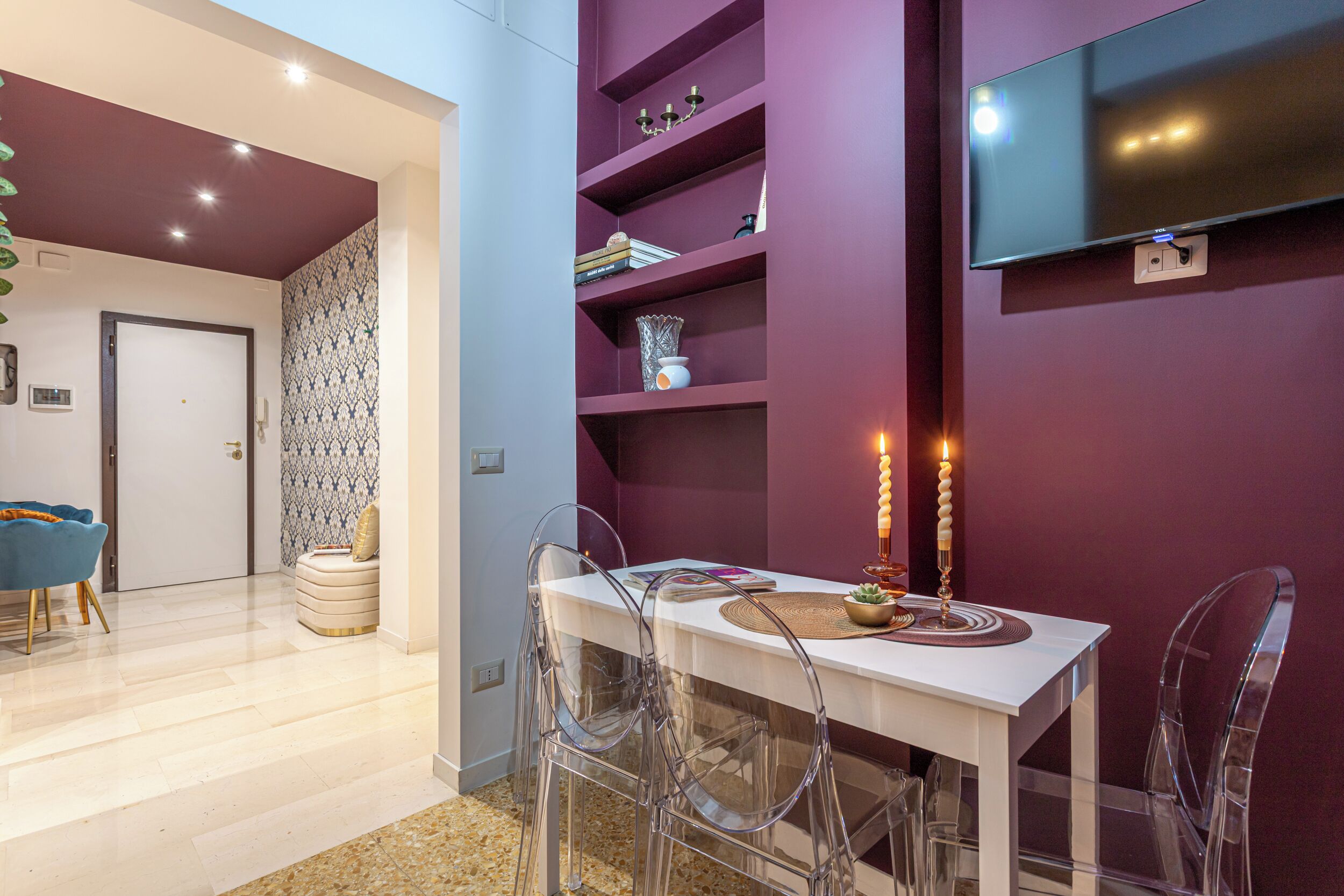 Grand réfrigérateur, micro-ondes, four, plaque de cuisson