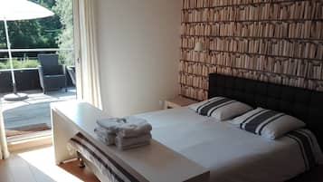 Comfort Triple Room, Shared Bathroom (Marceau) | 1 bedroom, individually decorated, individually furnished, soundproofing