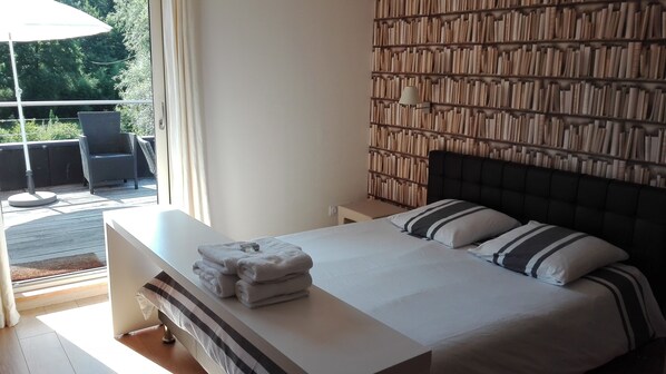 Comfort Triple Room, Shared Bathroom (Marceau) | 1 bedroom, individually decorated, individually furnished, soundproofing