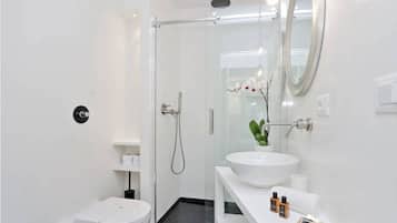 Apartamento, 1 quarto, para não fumantes | Banheiro | Chuveiro, chuveiro com efeito de chuva, produtos de toalete grátis