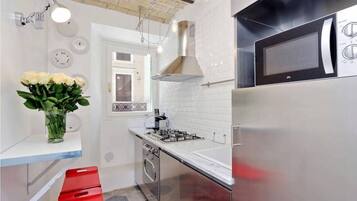 Apartamento, 1 quarto, para não fumantes | Cozinha americana privada | Geladeira grande, micro-ondas, fogão, cooktop