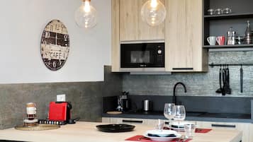 Estúdio, 1 quarto, terraço, vista para a cidade | Cozinha americana privada | Geladeira grande, micro-ondas, fogão, cooktop