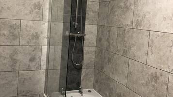 Combined shower/bathtub, free toiletries, towels