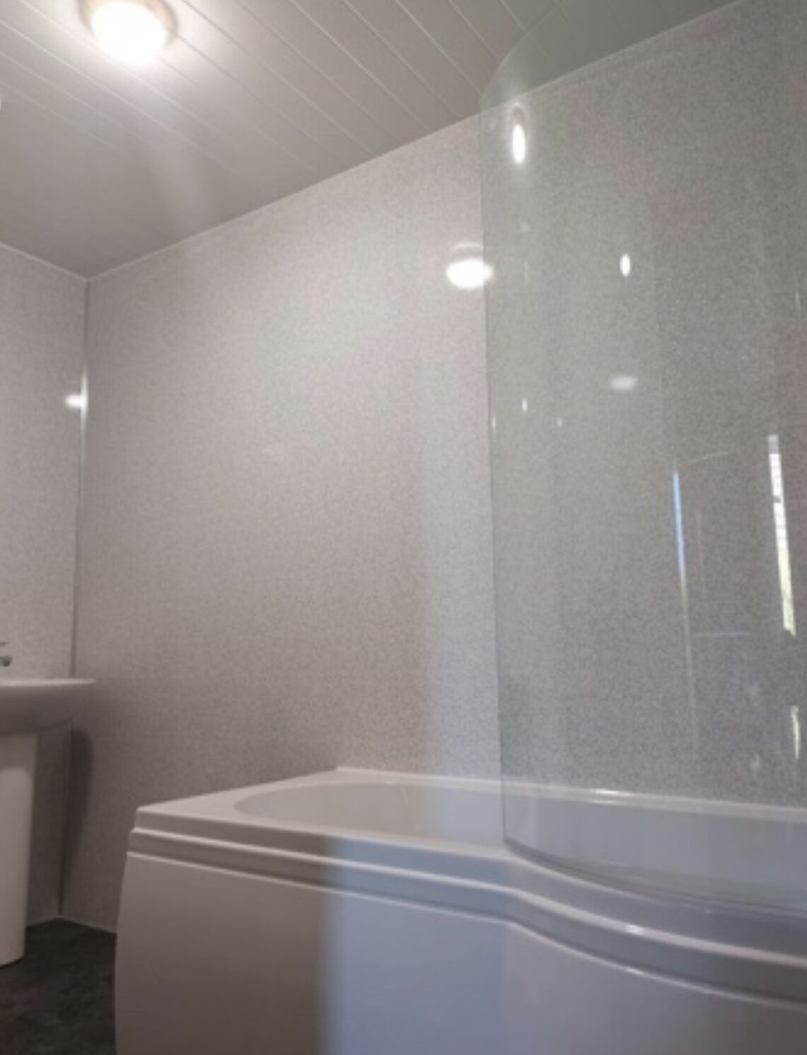 Combined shower/tub, free toiletries, towels