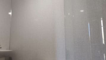 Combined shower/tub, free toiletries, towels