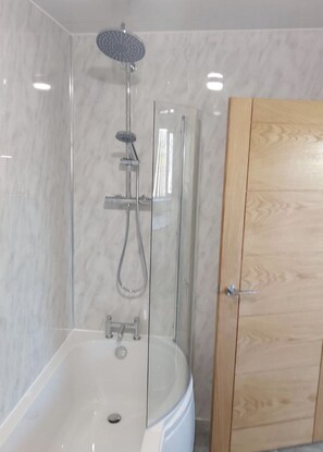 Kombinert dusj/badekar, toalettartikler (inkludert) og håndklær