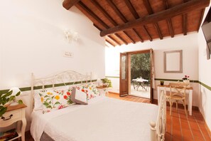 Bureau, lits bébé (gratuits), lits pliants/supplémentaires