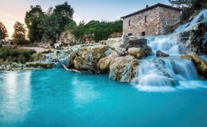 A stone building with a waterfall and a pool. - B&B Le Cascatelle (Cerveteri)
