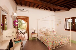 Bureau, lits bébé (gratuits), lits pliants/supplémentaires