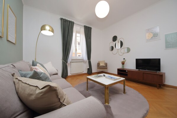 Condo, 2 phòng ngủ, không hút thuốc | Khu phòng khách | TV LCD 